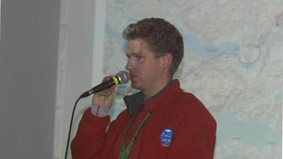 Laust Løgstrup informerer deltagerne om de nye planer i Arctic Circle Race. Foto: Sermitsiaq