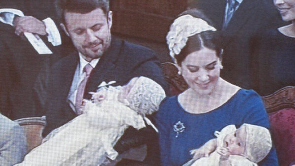 Kronprins Frederik og prinsesse Marys tvillinger blev torsdag døbt i Holmens Kirke i København. Foto: Screendump fra DR