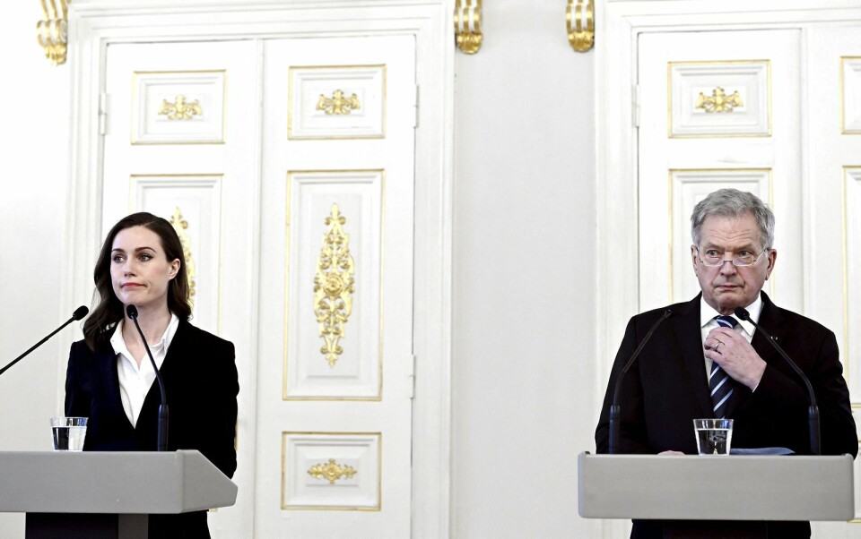 Den finske præsident, Sauli Niinistö, og den finske statsminister, Sanna Marin, siger i en erklæring torsdag, at Finland bør tilslutte sig Nato. Og det bør ske hurtigst muligt, siger de.