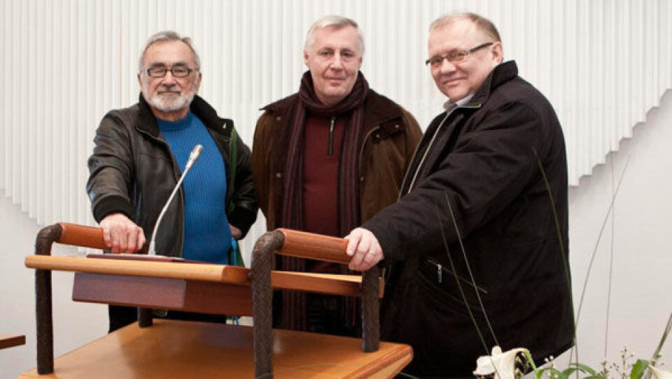 Formanden for Inatsisartut Josef Motzfeldt med gæsterne fra Nordisk Råd. Præsidenten for Nordisk Råd Henrik Dam Christensen og medlem af det norske Storting Bendiks H. Arnesen. Foto: Inatsisartut