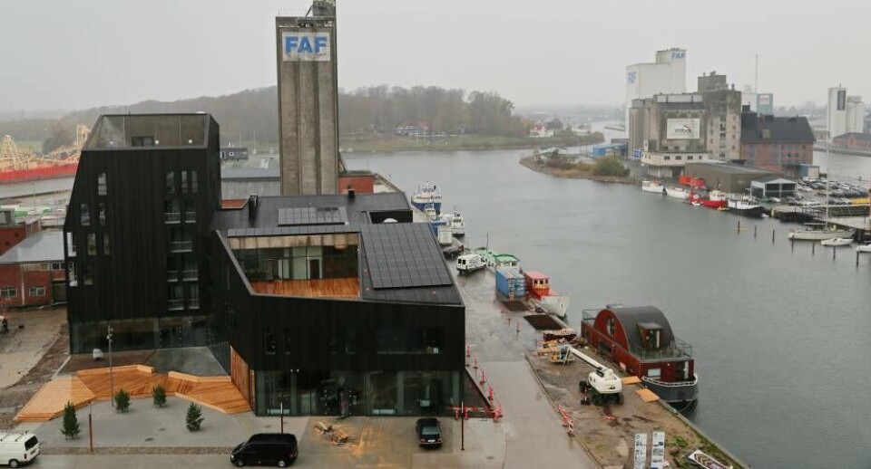 Det Nordatlantiske Hus. Knud Fl. LarsenIslandsk drivtømmer lyser op flere steder på den store bygning Knud Fl. LarsenNordatlantisk Hus på en regnvejrsdag. Knud Fl. LarsenDet Nordatlantiske Hus. Knud Fl. LarsenIslandsk drivtømmer lyser op flere steder på den store bygning Knud Fl. LarsenNordatlantisk Hus på en regnvejrsdag. Knud Fl. LarsenDet Nordatlantiske Hus. Knud Fl. Larsen