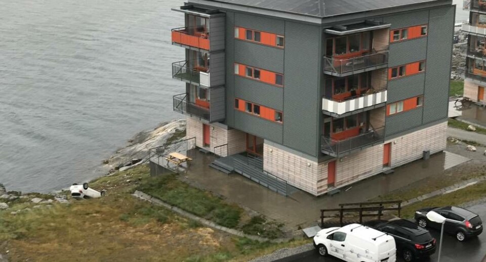 Bemærk den hvide bil helt nede ved vandkanten. Hvorfor er den mon endt der?