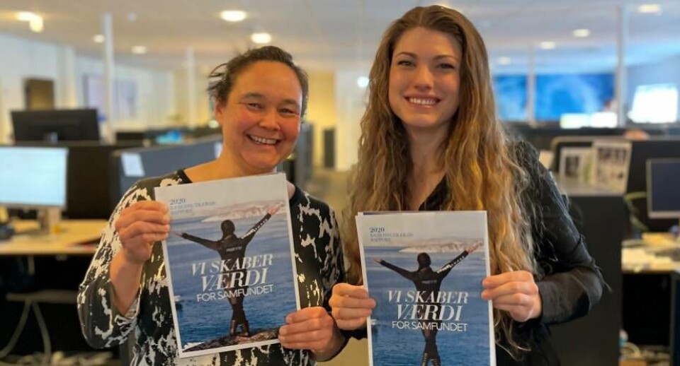 HR-chef Katrine Bødker (TV) og marketingschef Tina Hansen med virksomhedens CSR-rapport, som ligger til grund for det nye børnekodeks.