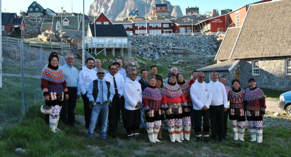 Deltagerne ved overrækkelse af Hendes Majestæt Dronning Margrethe II Fortjenstmedalje i sølv i Uummannaq KNIBoye Sigurdsen og konen KNIOtto Møller og konen KNIKNI's administrerende direktør, Peter Grønvold Samuelsen, holder tal - ved siden af ham står fortjenstmedalje-modtagerne KNI Fortjenstmedalje Uummannaq