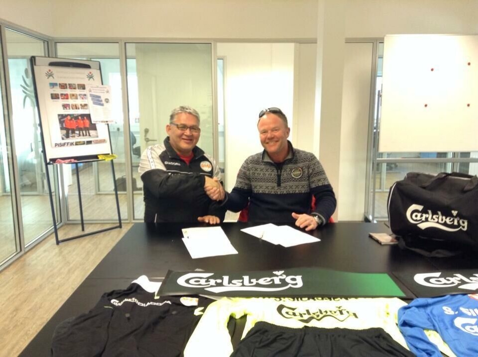 Til venstre ses formand for Grønlands Fodbolddommer Union, Steffen Silassen, og Carlsberg Region Manager, Ole Karlshøj Sørensen GFUDommerne ved GM i futsal for herre i Sisimiut med deres nye trøjer GFUTil venstre ses formand for Grønlands Fodbolddommer Union, Steffen Silassen, og Carlsberg Region Manager, Ole Karlshøj Sørensen GFUDommerne ved GM i futsal for herre i Sisimiut med deres nye trøjer GFUTil venstre ses formand for Grønlands Fodbolddommer Union, Steffen Silassen, og Carlsberg Region Manager, Ole Karlshøj Sørensen GFUDommerne ved GM i futsal for herre i Sisimiut med deres nye trøjer GFU