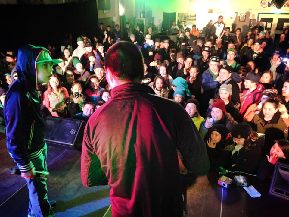 Der var en god stemning gennem den afsluttende freestylebattle NUIFDer var godt pakket og en god stemning i NUIF under rapaften tirsdag NUIFDer var flere på scenen med rap inden aftenen kulminerede i en heftig freestyle battle NUIFSiivari Zeeb er blot 12 år, men det forhindrede ham ikke i at gå på scenen og rappe hele to gange NUIFSiivari Zeeb NUIFDer var en god stemning gennem den afsluttende freestylebattle NUIFDer var godt pakket og en god stemning i NUIF under rapaften tirsdag NUIFDer var flere på scenen med rap inden aftenen kulminerede i en heftig freestyle battle NUIFSiivari Zeeb er blot 12 år, men det forhindrede ham ikke i at gå på scenen og rappe hele to gange NUIFSiivari Zeeb NUIFDer var en god stemning gennem den afsluttende freestylebattle NUIF