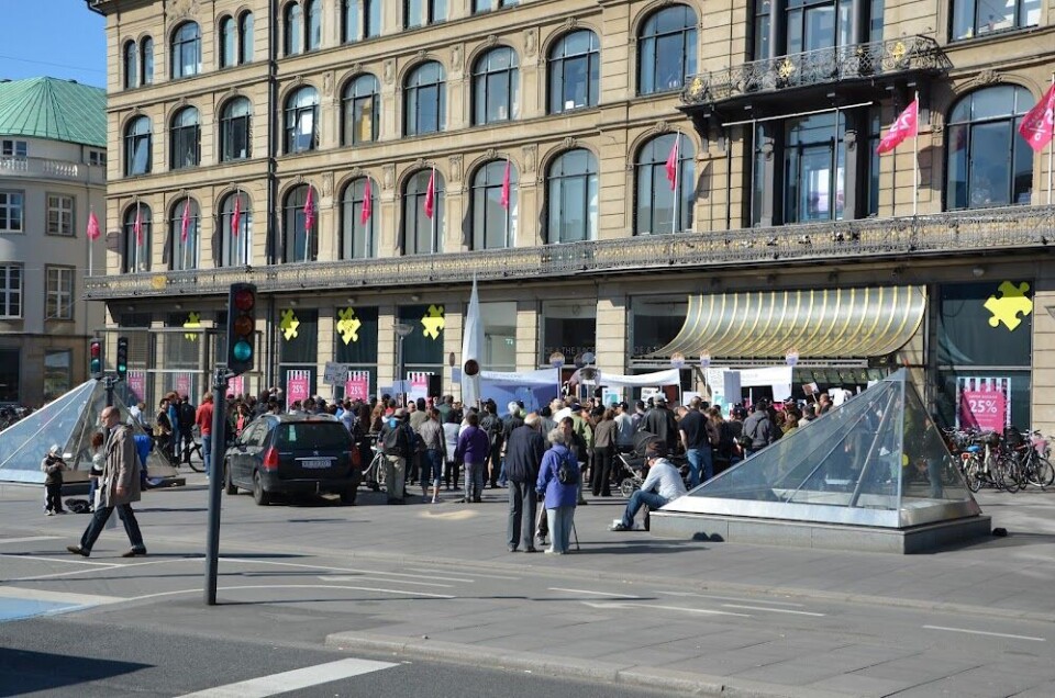 Kl. 10 dansk tid startede den meget omtalte ”Støt fangerne”-demonstration foran Magasin på Kongens Nytorv i København. Foto: God stemning og høj sol. Foto: Søren Duran Duus Foto: Søren Duran Duus Og mediedækning. Foto: Søren Duran Duus Tale ved KNAPK’s formand Leif Fontaine. Foto: Søren Duran Duus Foto: Søren Duran Duus Foto: Søren Duran Duus Siumuts folketingsmedlem, Doris Jakobsen, holder tale – med KNAPK-kasket. Foto: Søren Duran Duus Foto: Søren Duran Duus Foto: Søren Duran Duus Foto: Søren Duran Duus Foto: Søren Duran Duus Inuit Ataqatigiits folketingsmedlem, Sara Olsvig, giver også et par ord med på vejen til fordel for bedre vilkår for grønlandske sælfangere. Foto: Søren Duran Duus Søren Duran Duus