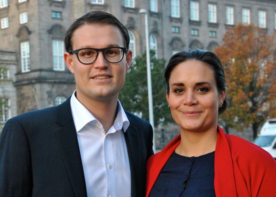 Christian Rabjerg Madsen: – Jeg er sikker på, at Julie vil være et fantastisk aktiv for Siumut. Her ses de to foran Christiansborg den 11. november Julie Rademacher, Christian Rabjerg Madsen, Christiansborg