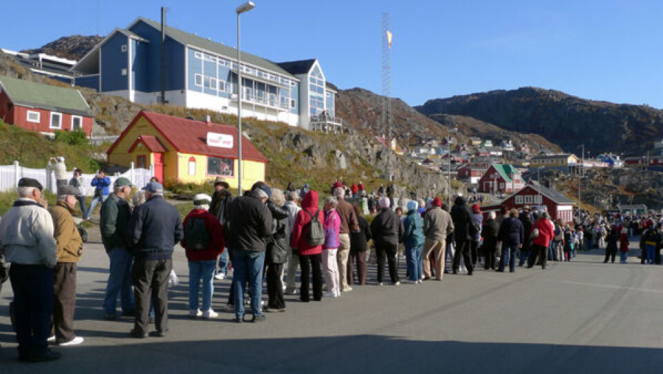 Amerikanske turister venter tålmodigt i kø i Qaqortoq. Foto: Ole G. Jensen Krydstogtskibet Amerikanske turister venter tålmodigt i kø i Qaqortoq. Foto: Ole G. Jensen Krydstogtskibet Amerikanske turister venter tålmodigt i kø i Qaqortoq. Foto: Ole G. Jensen Krydstogtskibet