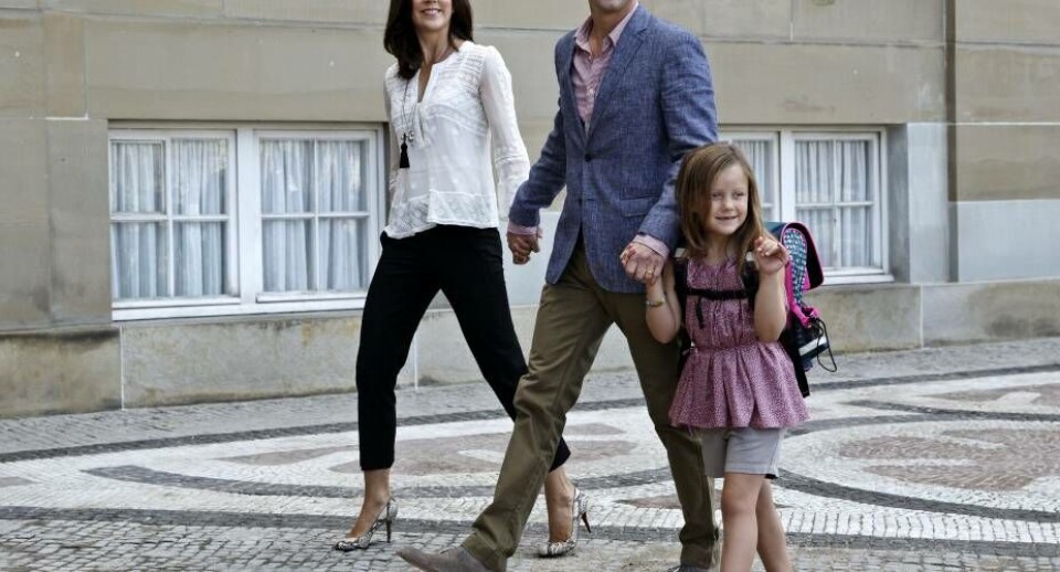 Prinsesse Isabella med sin far og mor, kronprins Frederik og kronprinsesse Mary, inden afgangen fra Frederik VIII’s Palæ på Amalienborg, da hun tirsdag skulle begynde i 0. klasse på Tranegårdsskolen i Gentofte