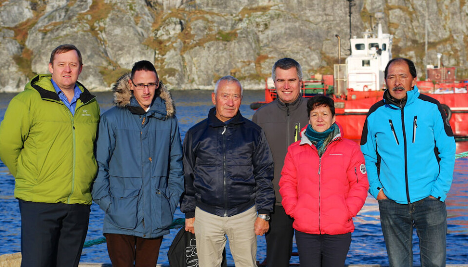 Jonathan Jacobsen i midten med Bent Olsvig Jensen fra True North Gems Greenland og bygdebestyrelsesmedlem Konrad Boye til venstre og Jens B. Frederiksen fra True North Gems Greenland, bygdekontorets daglige leder Toni Lynge og bygdebestyrelsesmedlem Anda Nathanielsen til højre foran skibet Jonathan Jacobsen, Bent Olsvig Jensen fra, Konrad Boye, Jens B. FrederiksenTNG, Toni Lynge, Anda Nathanielsen