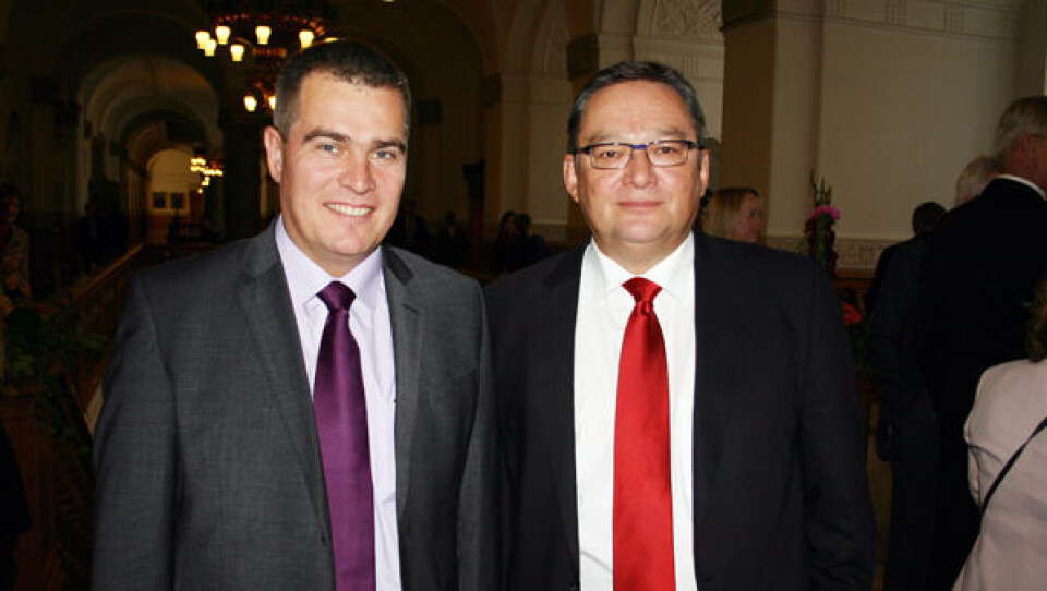 Kuupik Kleist og Jens B. Frederiksen overværede statsministerens åbningstale sammen med de grønlandske folketingspolitikere og formanden for Inatsisartut, Josef Motzfeldt. Foto: Chr. Schultz-Lorentzen Den gamle og nu splittede kerne i Den Nordatlantiske Gruppe: Fra venstre Høgnig Hoydal fra Færøerne, Lars-Emil Johansen fra Siumut og Juliane Henningsen fra Inuit Ataqatigiit. Foto: Chr. Schultz-Lorentzen Kuupik Kleist og Jens B. Frederiksen overværede statsministerens åbningstale sammen med de grønlandske folketingspolitikere og formanden for Inatsisartut, Josef Motzfeldt. Foto: Chr. Schultz-Lorentzen Den gamle og nu splittede kerne i Den Nordatlantiske Gruppe: Fra venstre Høgnig Hoydal fra Færøerne, Lars-Emil Johansen fra Siumut og Juliane Henningsen fra Inuit Ataqatigiit. Foto: Chr. Schultz-Lorentzen Kuupik Kleist og Jens B. Frederiksen overværede statsministerens åbningstale sammen med de grønlandske folketingspolitikere og formanden for Inatsisartut, Josef Motzfeldt. Foto: Chr. Schultz-Lorentzen Den gamle og nu splittede kerne i Den Nordatlantiske Gruppe: Fra venstre Høgnig Hoydal fra Færøerne, Lars-Emil Johansen fra Siumut og Juliane Henningsen fra Inuit Ataqatigiit. Foto: Chr. Schultz-Lorentzen