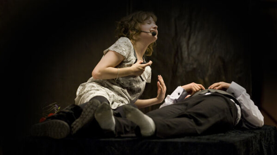Kærlighedsdrama: Juliette (spillet af Nete Lind) opdager Anguti (Sikki Brøns) er død og tager sit eget liv. Foto: Leiff Josefsen.