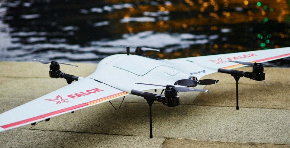 Droner kommer til at transportere medicin og diagnostiske prøver fra Dronning Ingrids Hospital i Nuuk til bygderne Kapisillit. oplyser, at dronerne, der skal bruges her i landet, bliver rød, og muligvis med et lidt anderledes design end dronen på billedet. Falck