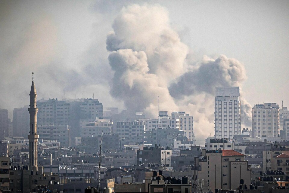 Israel har lavet en blokade og gennemfører bambardementer af Gaza som svar på Hamas' angreb i Israel.