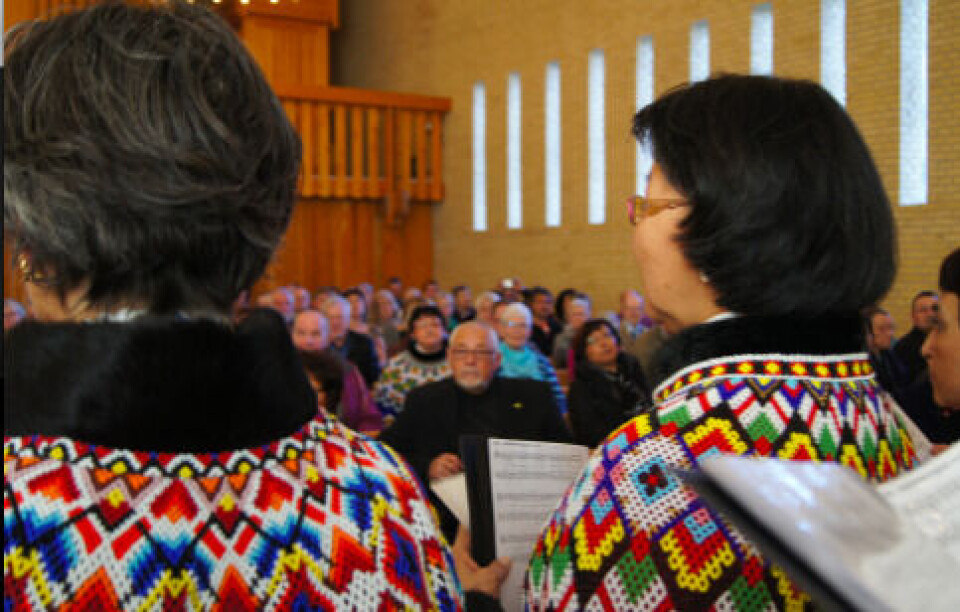 Festgudstjenesten set fra Ikinngutigiit-koret. Foto: Rimdal Th. Høegh Et dansk barnedåb fik en usædvanligt og festligt grønlandsk islæt. Pastor Anette Elmbæk Kassow og domprovst emeritus Ricard Petersen bragte påskevangeliet på begge sprog. Foto: Rimdal Th. Høegh Ikinngutigiit koret ved påskegudstjeneste i Aalborg. Foto: Rimdal Th. Høegh