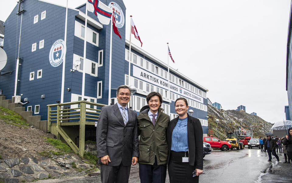 Konsul Sung Choi med de to medarbejdere, der allerede er begyndt på opgaverne i det nye konsulat i Nuuk.