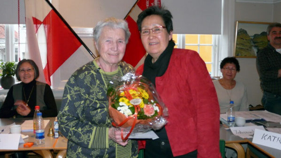 Elna Stigers modtog en symbolsk tak for sin indsats af Inuits formand Bitha Metelmann. Foto: Rimdal Th. Høegh
