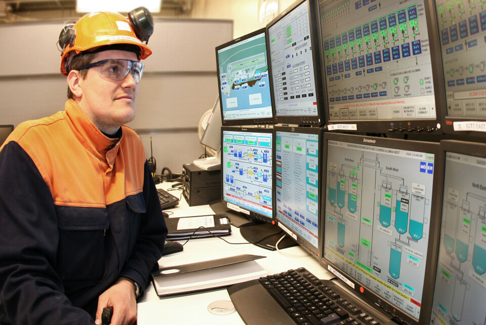 Ligesom den forrige regering fastholder den nuværende, at det er realistisk at samtlige ansatte på et eventuelt aluminiumsværk bliver grønlandsk talende personer hjemmehørende i Grønland. Foto fra smelter i Island. Foto: Alcoa