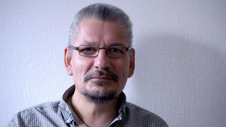 IA-meersoq Kaali Olsen qineqqusaarnermini ataatsimik oqaasillit ilinniagaqarnissamut inuiaqatigiinnit qanoq pitsaanerusumik ikiorneqarsinnaanerannik siunnersuuteqarpoq. Assiliisoq: Facebook