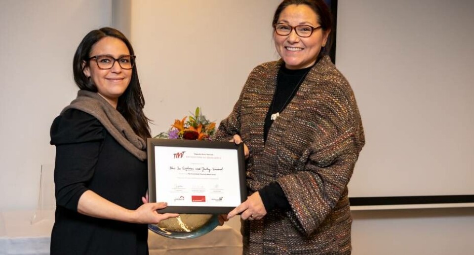 Noelle Simoudip nersornaat ataqqinartoq The Greenland Tourism Award, angunni Jacky Simoud Blue Ice Explorerimersoq sinnerlugu tiguaa Filip GieldaVisit Greenlandip siulersuisuini siulittaasoq, kiisalu Air Greenlandimi niuernermut pisortaasoq, Maliina Abelsen, Visit Greenlandimi pisortaq Julia Pars peqatigalugu. Filip GieldaInunnguaq Hegelund Kalaaliaqqameersoq, Innovation Awardimi ajugaasoq oqalugiarpoq. Filip GieldaJesper Schrøder Destination Arctic Circlemit, Sustainability Awardimut nersornaat Jens Pavia Brandt Greenland Outdoorsimeersoq sinnerlugu nersornaammik tigusivoq, inuttaa nersornaasiinermut peqataasinnaasimanngilaq. Filip GieldaNoelle Simoudip nersornaat ataqqinartoq The Greenland Tourism Award, angunni Jacky Simoud Blue Ice Explorerimersoq sinnerlugu tiguaa Filip GieldaVisit Greenlandip siulersuisuini siulittaasoq, kiisalu Air Greenlandimi niuernermut pisortaasoq, Maliina Abelsen, Visit Greenlandimi pisortaq Julia Pars peqatigalugu. Filip GieldaInunnguaq Hegelund Kalaaliaqqameersoq, Innovation Awardimi ajugaasoq oqalugiarpoq. Filip GieldaJesper Schrøder Destination Arctic Circlemit, Sustainability Awardimut nersornaat Jens Pavia Brandt Greenland Outdoorsimeersoq sinnerlugu nersornaammik tigusivoq, inuttaa nersornaasiinermut peqataasinnaasimanngilaq. Filip Gielda