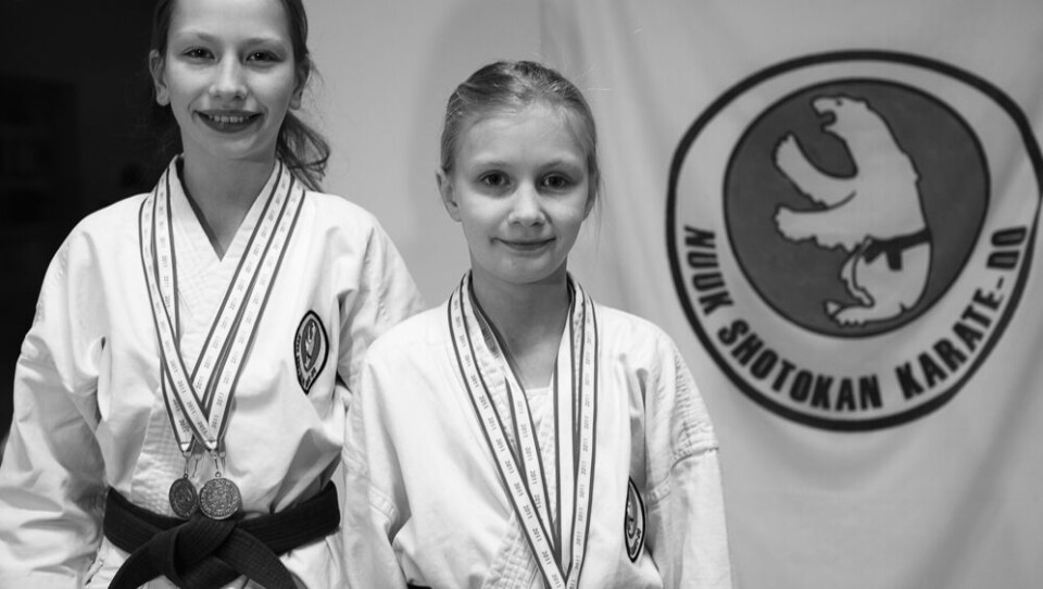 Camilla aamma Christina Jansen siorna Danmarkimi Shotokan Karatemi aamma ujaminnapput. Asseq toqqorsivimmit: Ulrik Bang/BANG.GL
