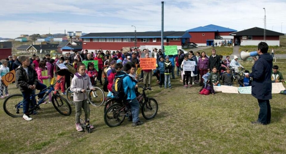 Angajoqqaat, atuartut ilinniartitsisullu tusaaneqarput maannalu Narsap Atuarfiani atuartitsineq unissaaq. Innuttaasut atuarfik peqqinnissamut navianaatilik naammagiinnarsinnaajunnaarlugu marlunngornermi akerliussutsimik takutitsipput. Assimi takuneqarsinnaavoq Kommune Kujallermi atuartitaanermut meeqqeriveqarnermullu ataatsimiititaliap siulittaasua Karla Egede Bisgaard Siumumeersoq akerliussutsimik takutitsisunut oqalugiartoq.