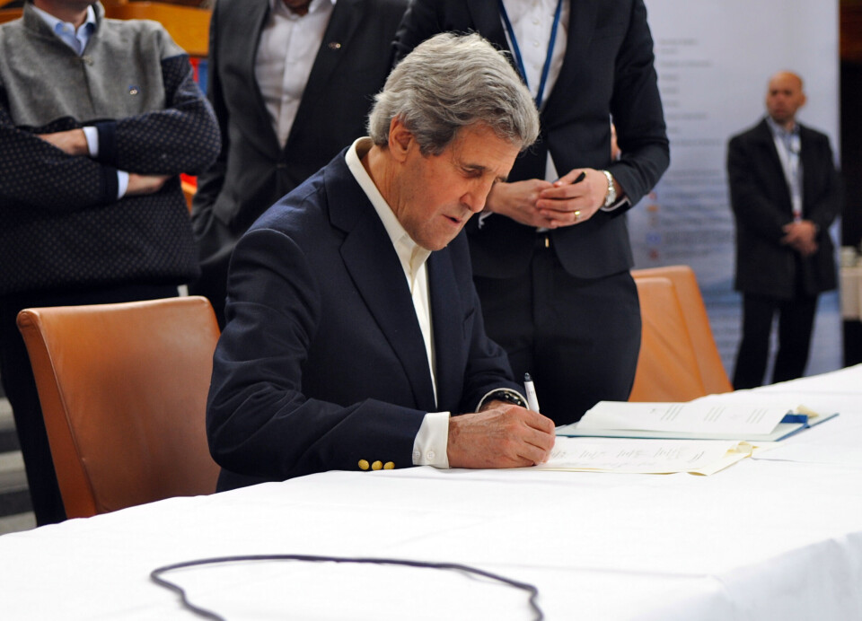 USA-p nunanut allanut tunngasunut ministeriata John Kerry-p kingullermik Issittumi Siunnersuisoqatigiinni ataatsimeersuarnermi Kiruna-mi nalunaarut atsiorpaa (assi toqqorsivimmit 2013)